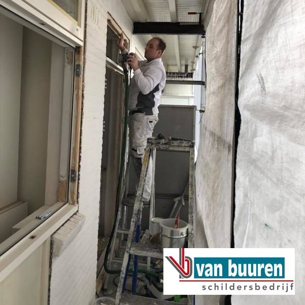 Van Buuren onderhoud bovenwoning Amsterdam met Boonstoppel acryl hoogglans RAL 9010 (kozijnen) en Sigma Allure gloss RAL 9001 (buitenmuur)