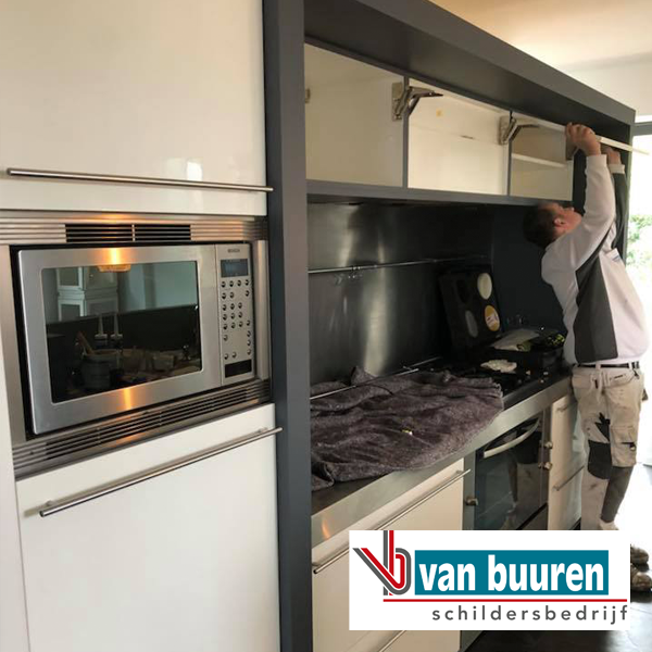 Spuiten keukenkastjes en schilderen ombouw keuken, Den-Bosch