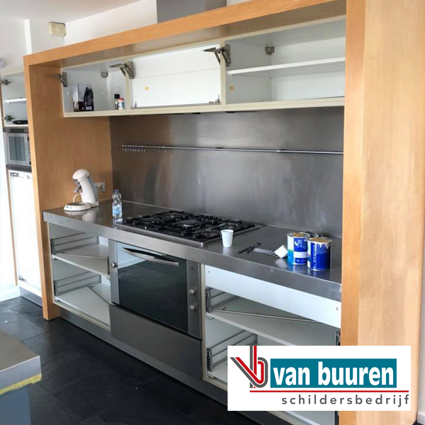 Spuiten keukenkastjes en schilderen ombouw keuken, Den-Bosch